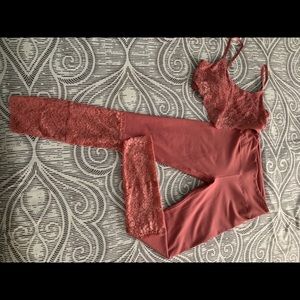 Beautiful lace Fabletics yoga/workout set. Size SM